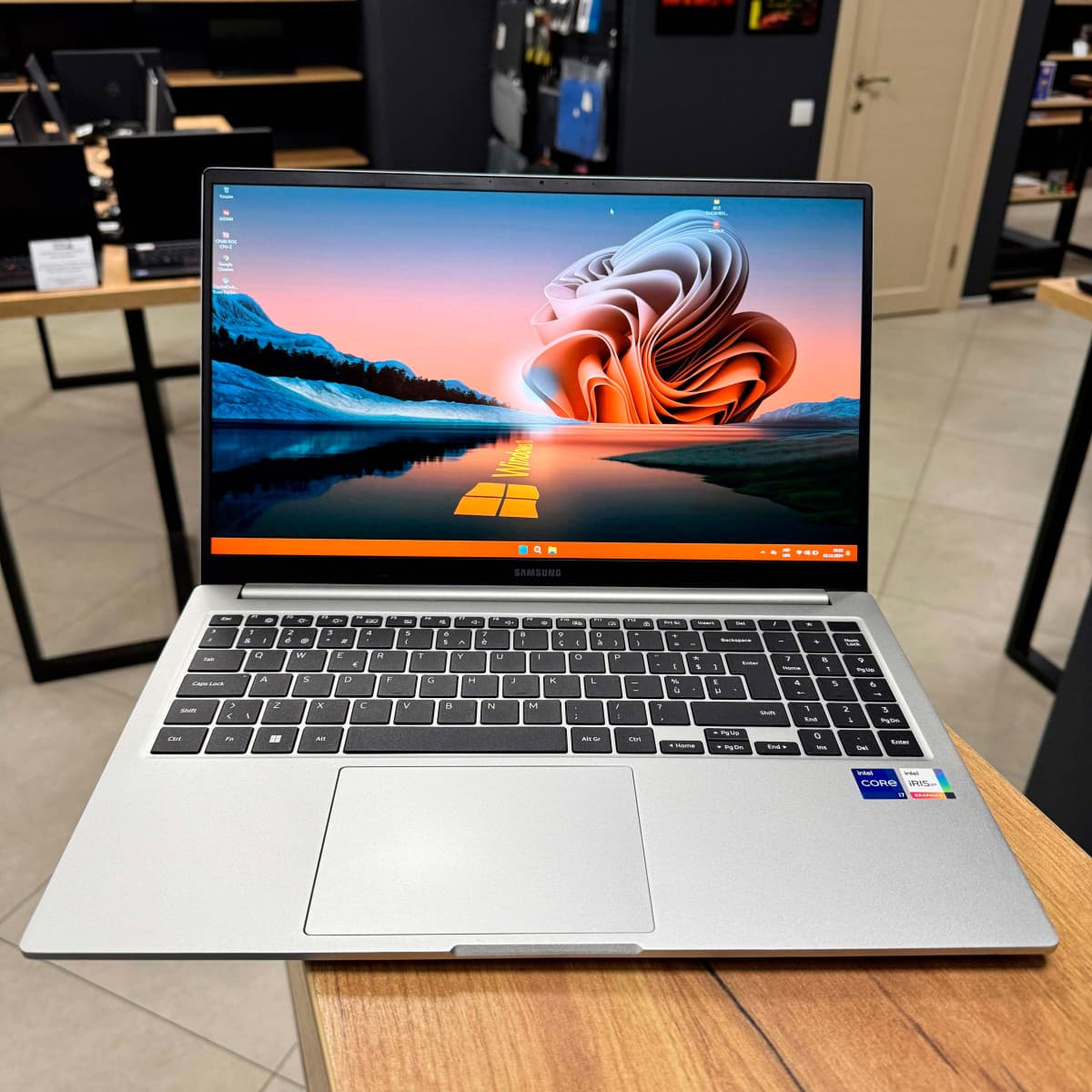 Ультрабук Samsung Galaxy Book 2 (NP750XED-KB5IT) / 15.6" FullHD, IPS ...